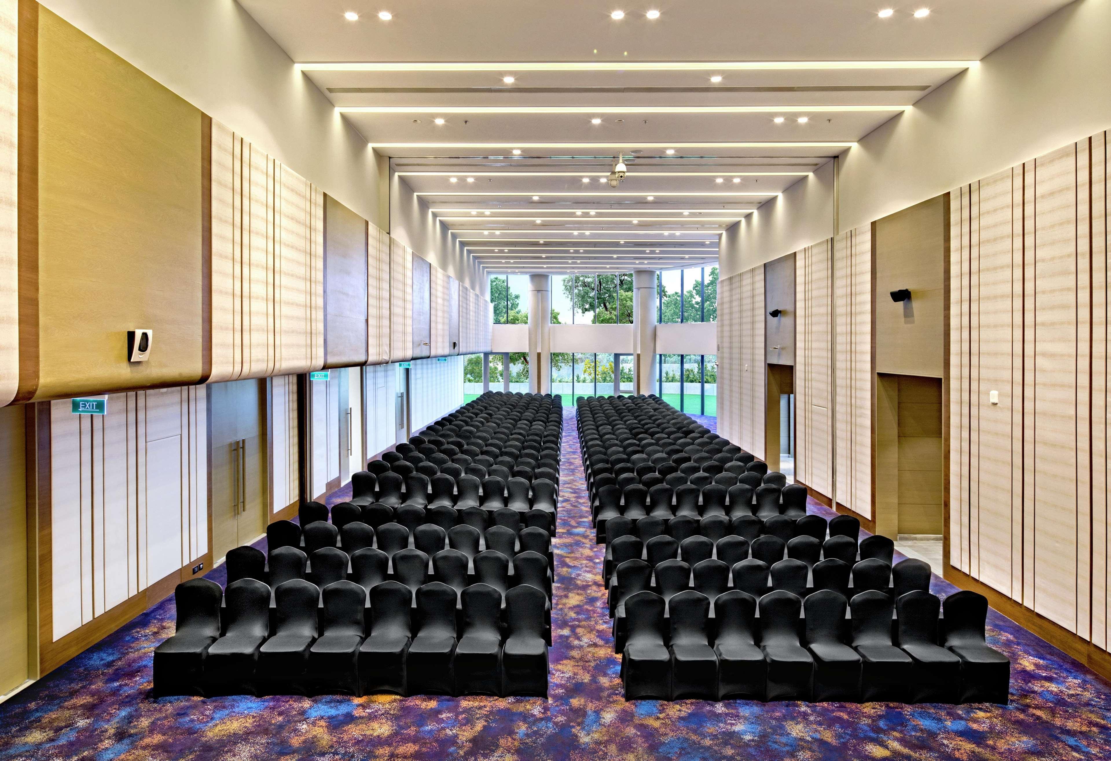 Hotel Doubletree By Hilton Ahmedabad Exterior foto