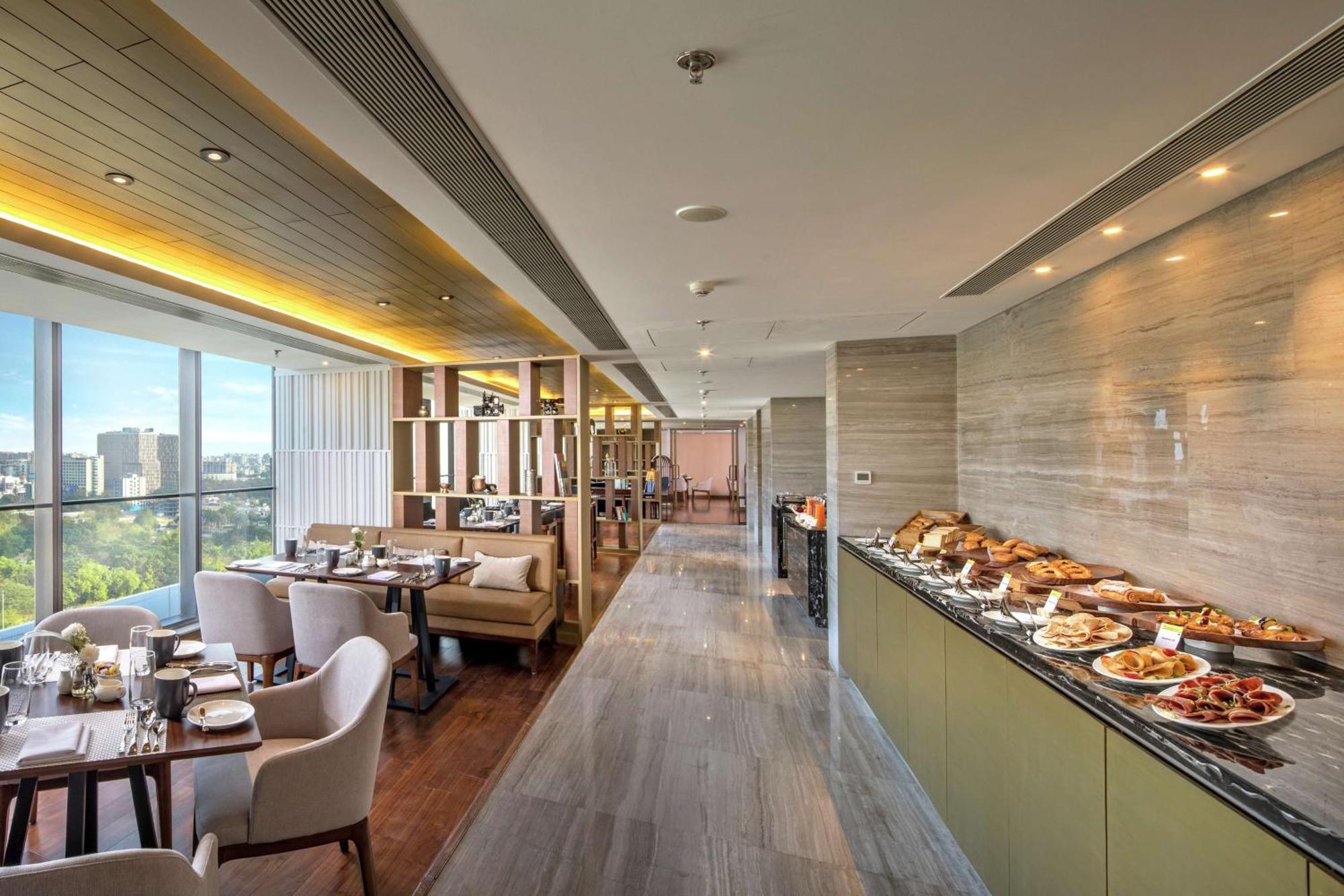 Hotel Doubletree By Hilton Ahmedabad Exterior foto