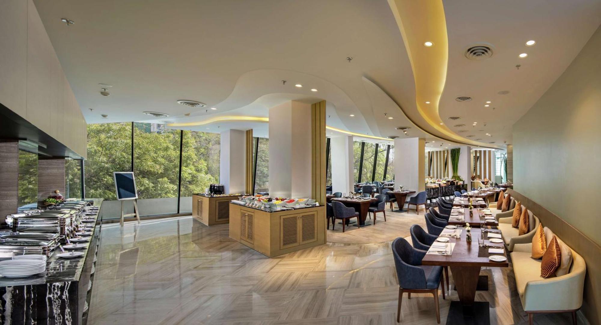 Hotel Doubletree By Hilton Ahmedabad Exterior foto